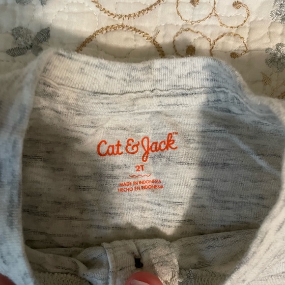 2T Cat & Jack Tee with buttons - Picture 2 of 2